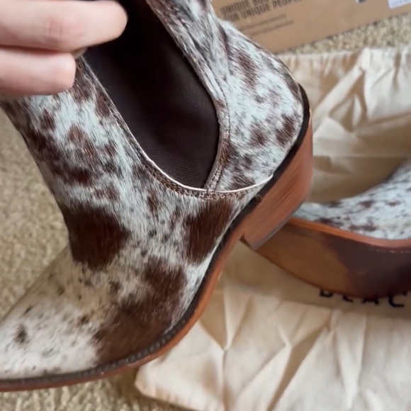 Liberty black cowhide snip toe booties size 8 - Picture 3 of 4